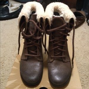 Women’s leather Uggs wedge boots sz 6